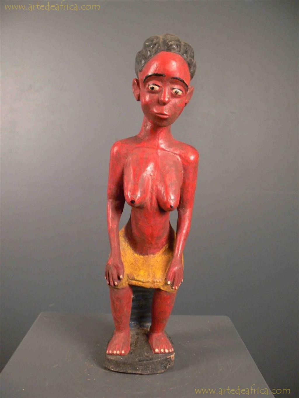 MUJER SENTADA