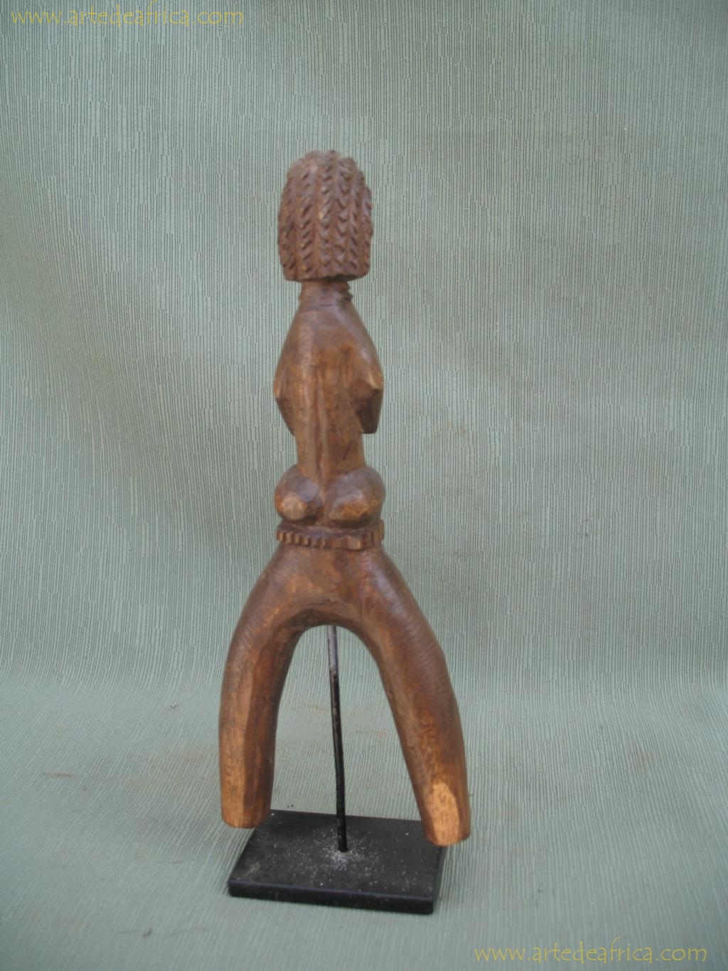 MUJER SENTADA