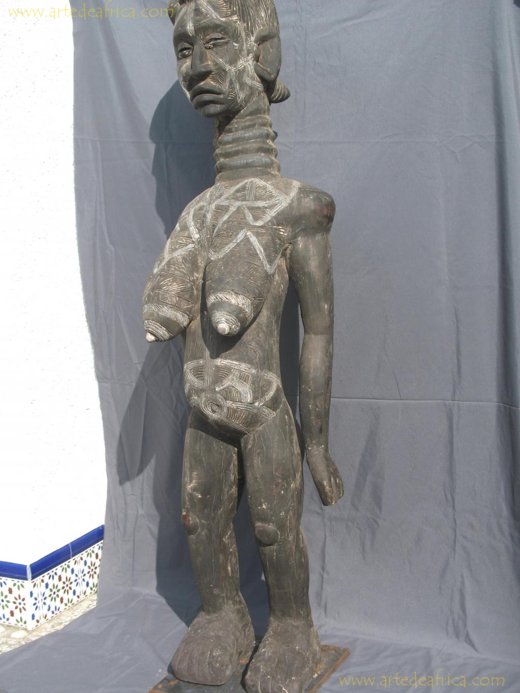 ESTATUA FEMENINA