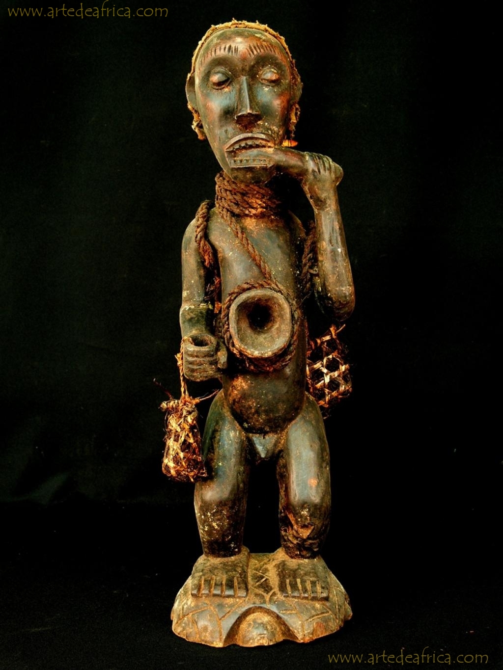 HECHICERO MASCANDO IBOGA