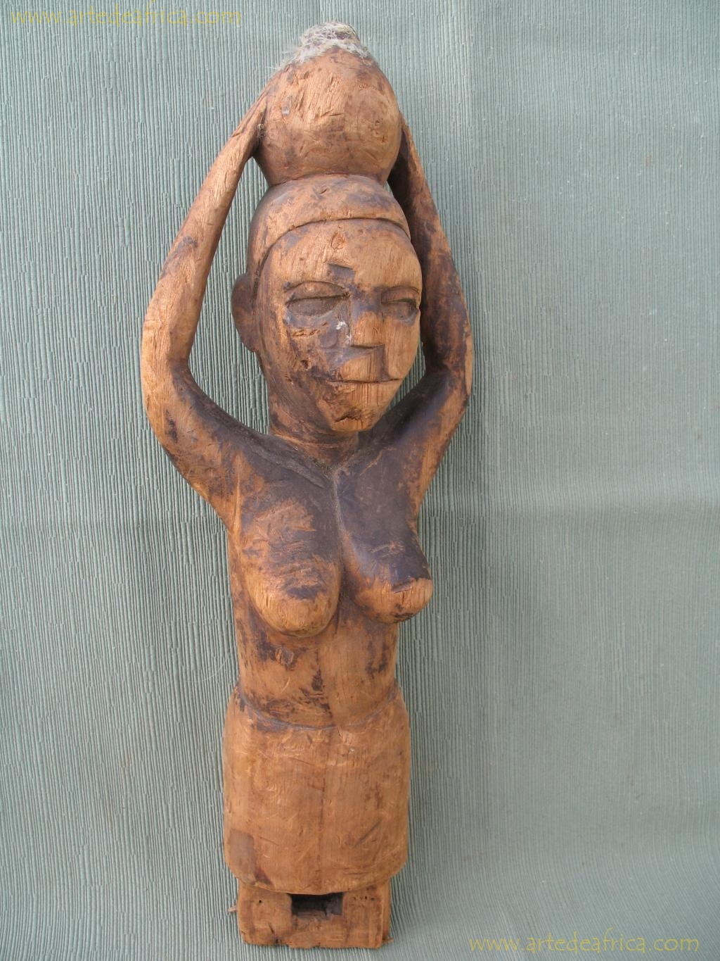 MUJER CON CANTARO
