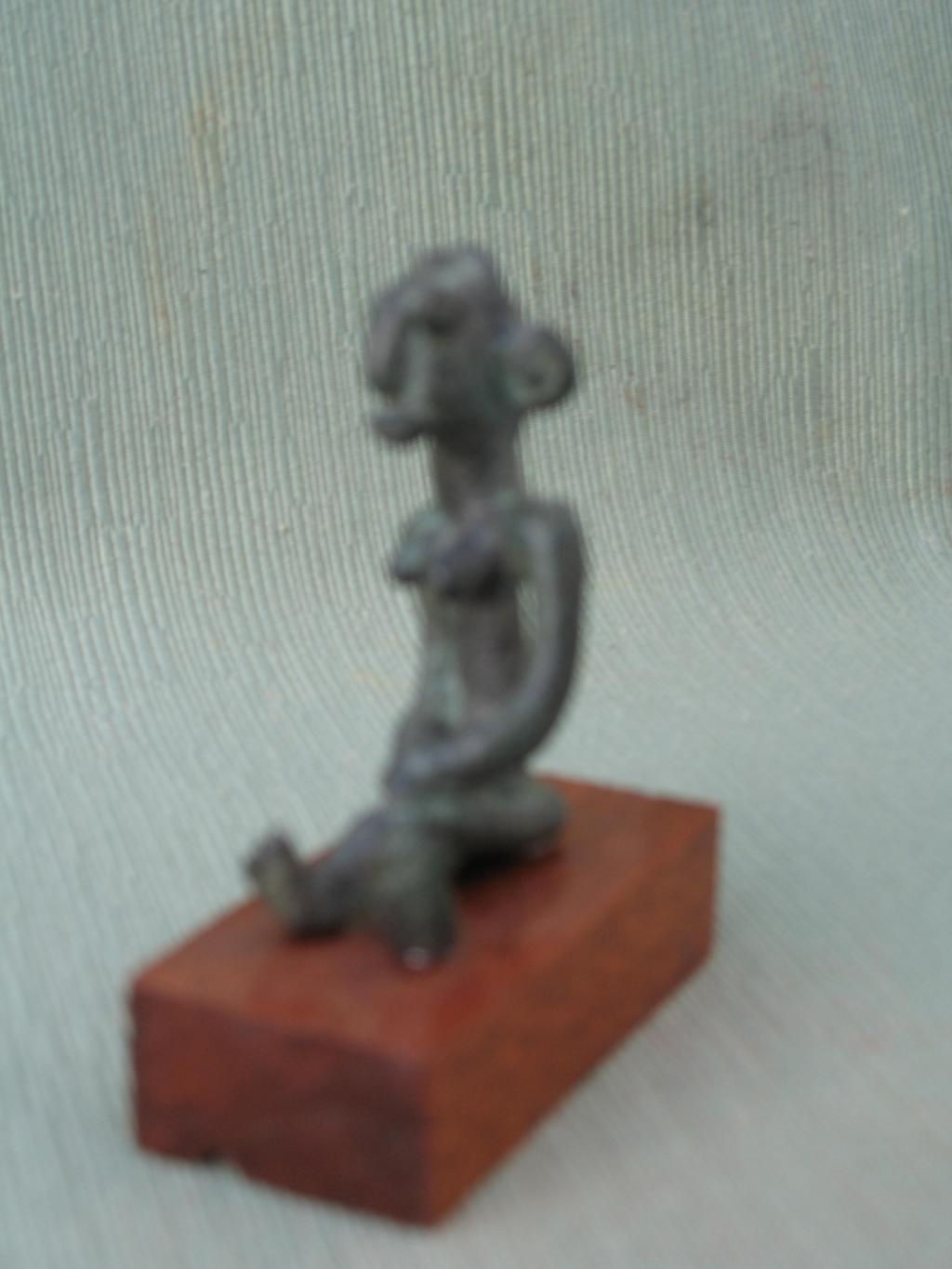 MUJER SENTADA