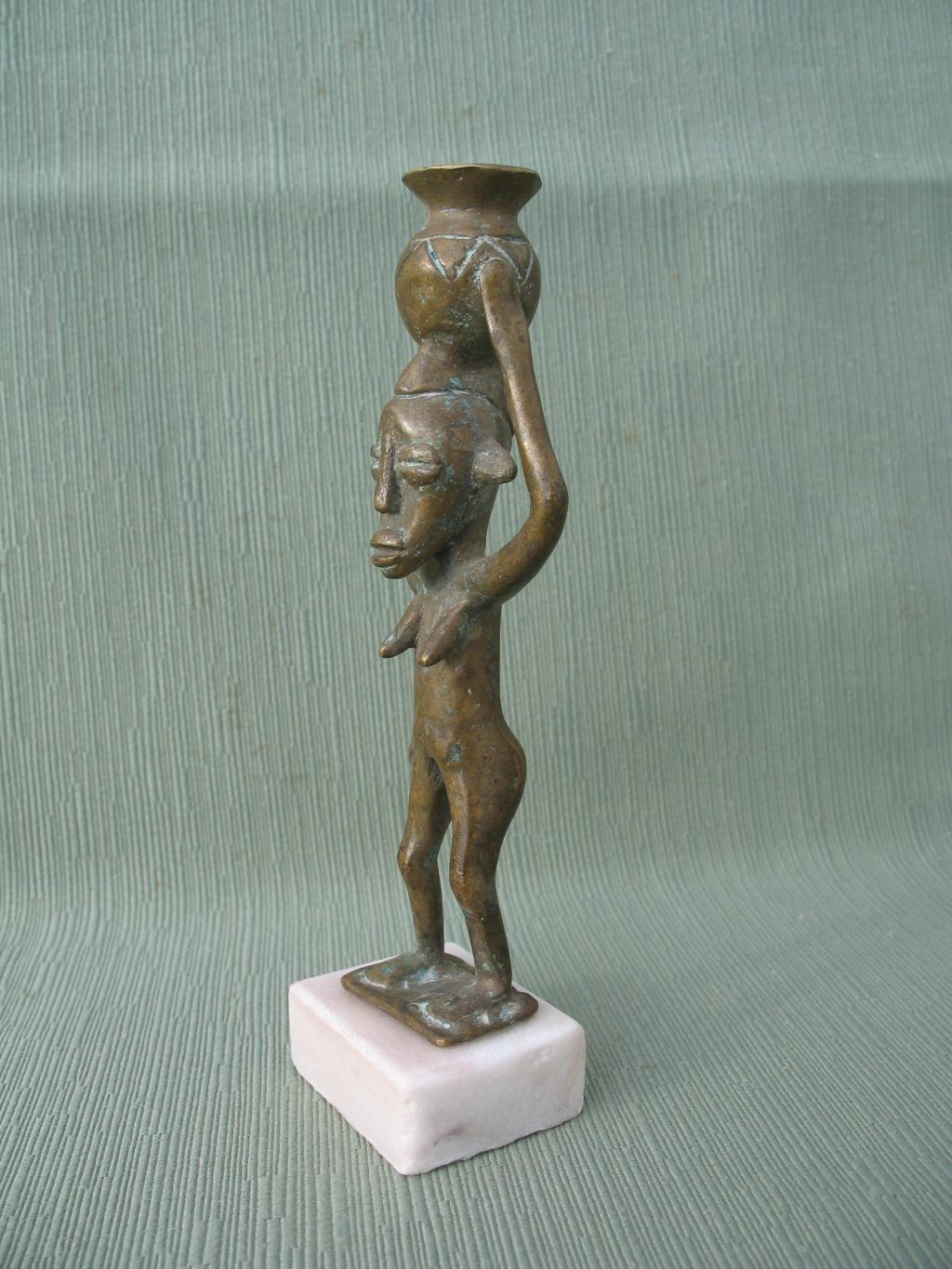 MUJER CON CANTARO
