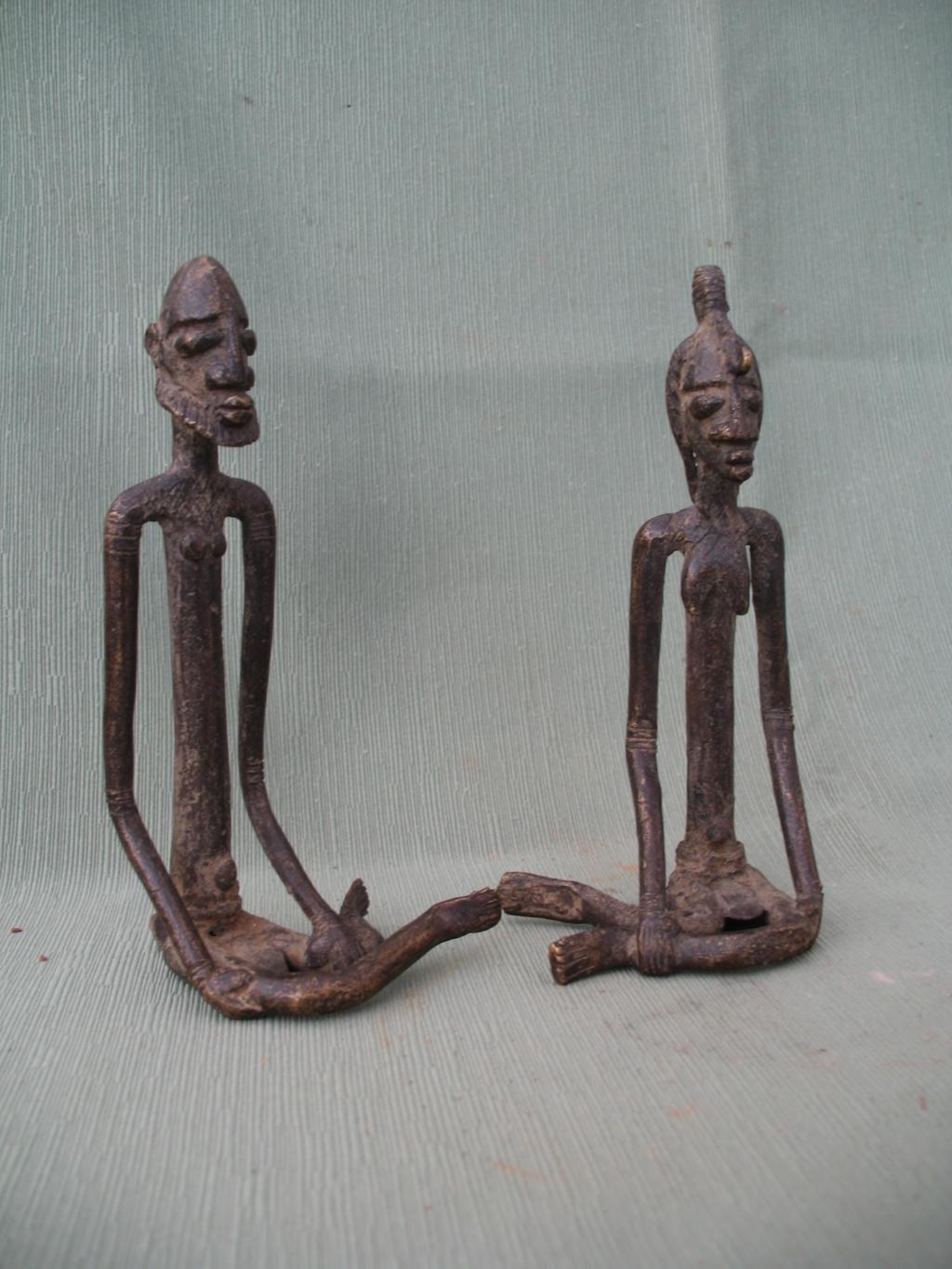 PAREJA SENTADA