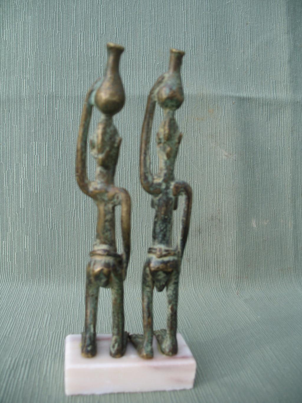 PAREJA DE MUJERES CON CANTAROS