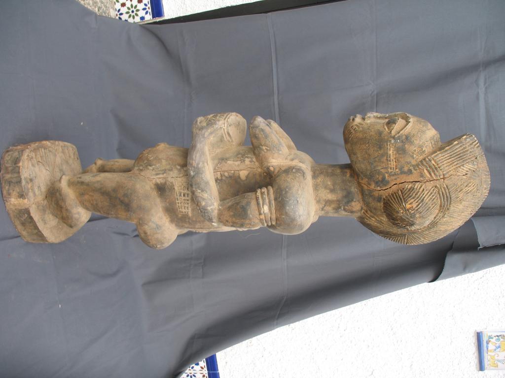 MUJER CON COPA DE OFRENDAS