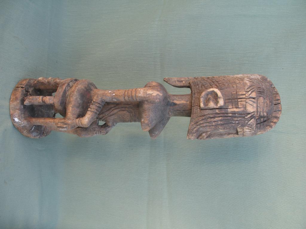 ANTEPASADA SENTADA