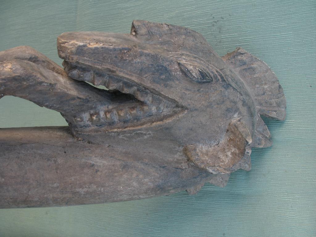 IRAN, DRAGON DEVORANDO HOMBRE