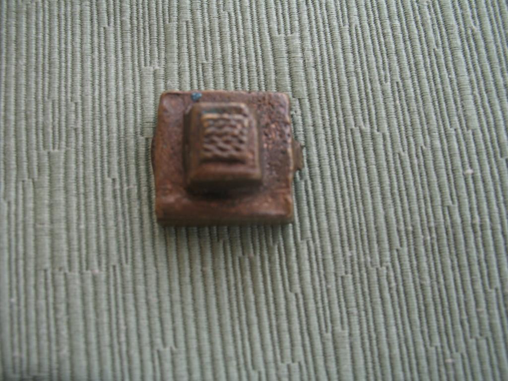 PESA CUADRADA CON RECTANGULO ENCIMA