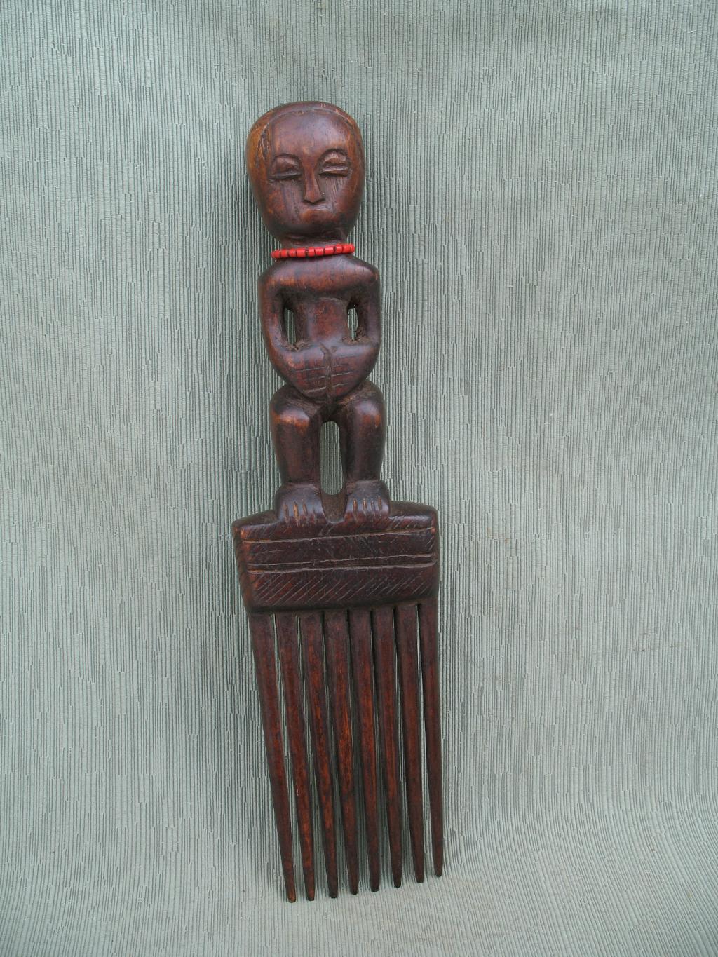 PEINE CON FIGURA ANDROGINA