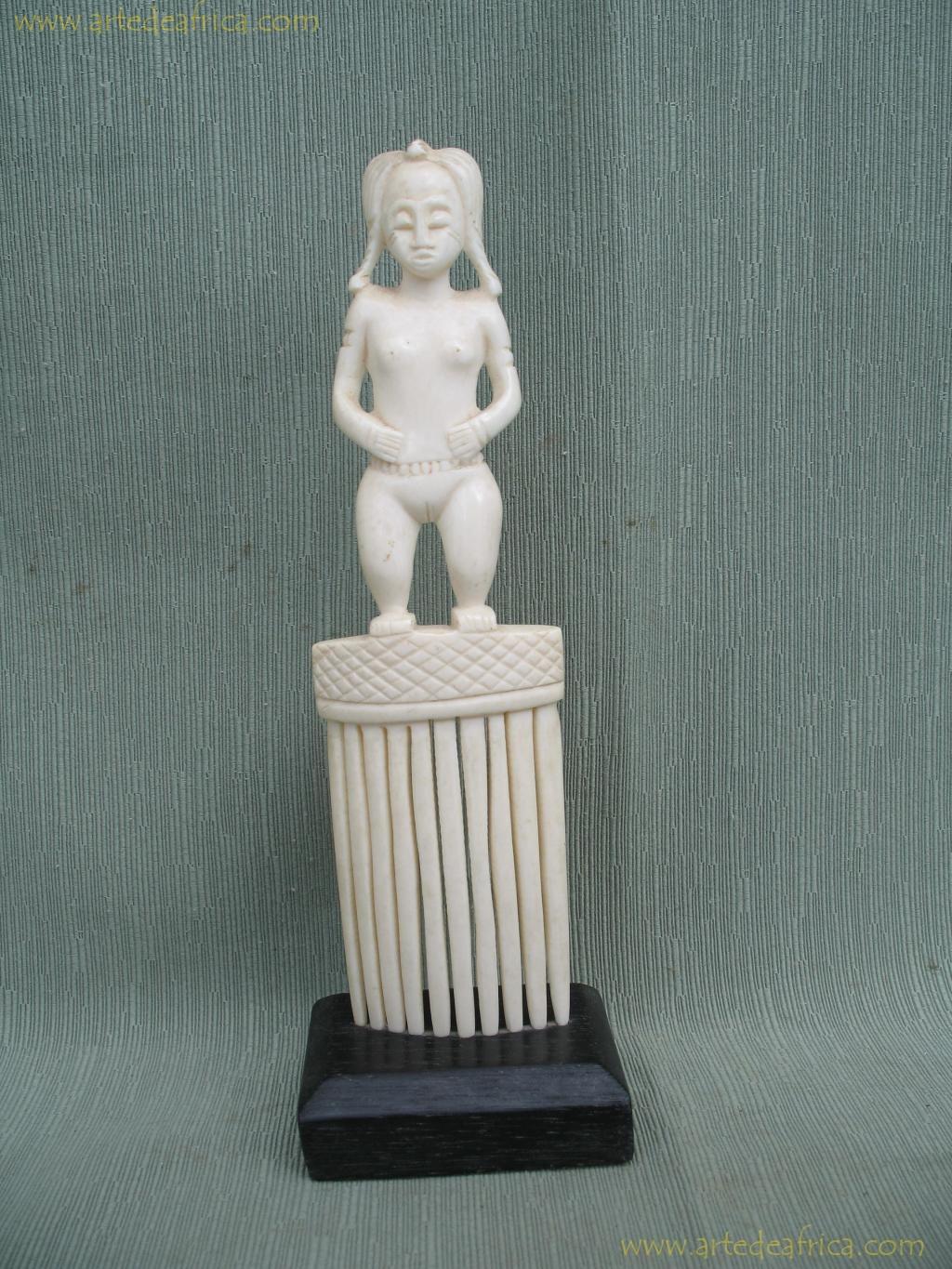 PEINE MUJER DE PIE