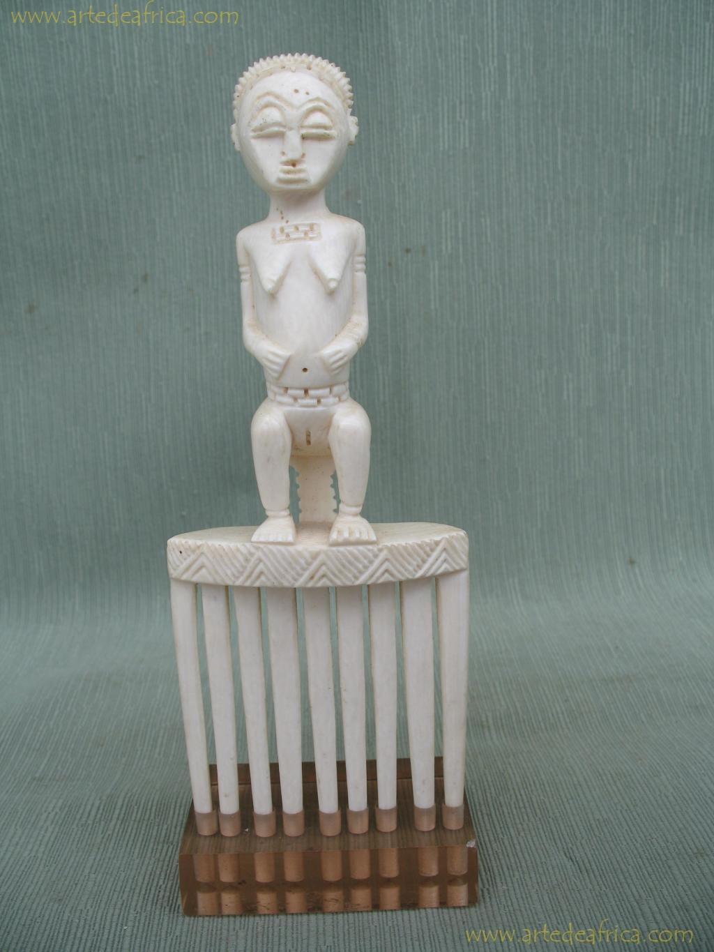 PEINE MUJER SENTADA