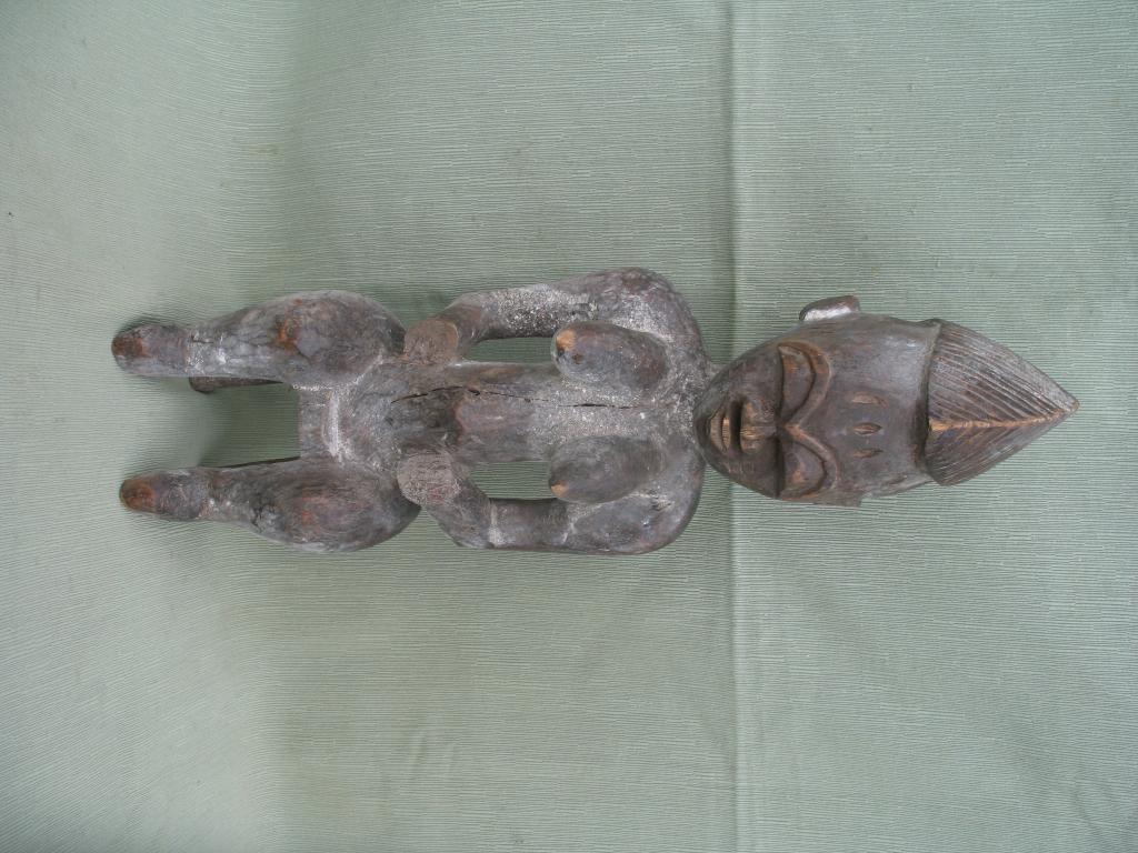 ANTEPASADA SENTADA