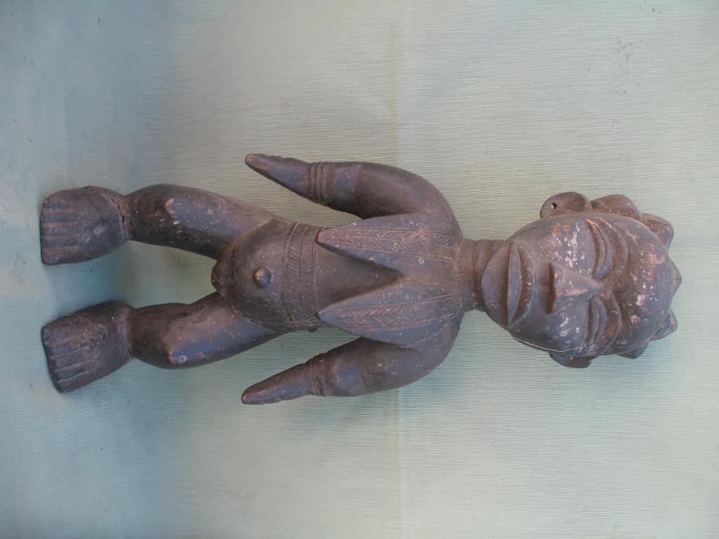 MATERNIDAD CON NIÑO A LA ESPALDA