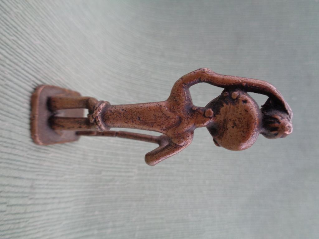 PESA CAMPESINO CON VAINA DE CACAO