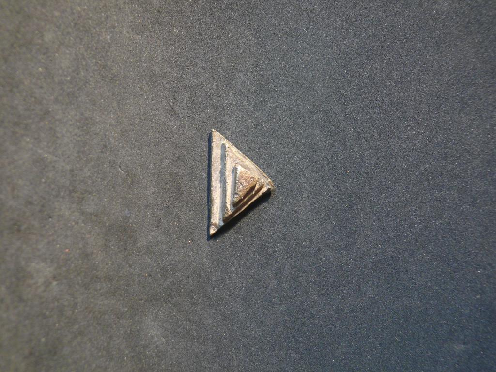 PESA AKAN TRIANGULAR PIRAMIDAL