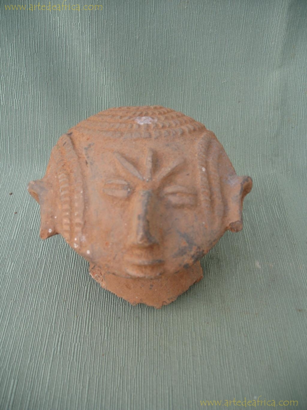 CABEZA DE URNA FUNERARIA
