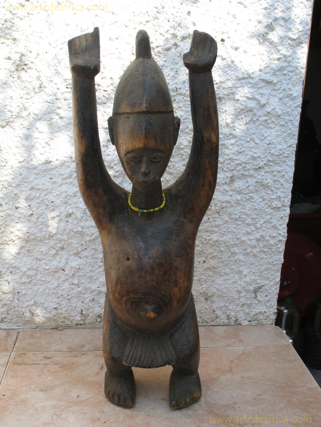 EKWOTAME CON BRAZOS LEVANTADOS