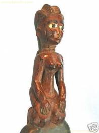 MUJER ARRODILLADA COLONO