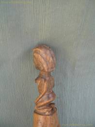 MUJER ARRODILLADA