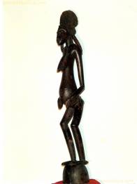 ESTATUA FEMENINA POMBIBELE