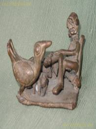 PESO MUJER ALIMENTANDO SUS AVES
