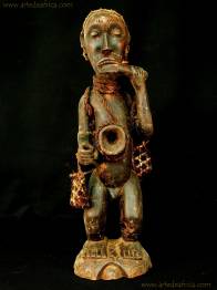 HECHICERO MASCANDO IBOGA