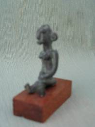 MUJER SENTADA