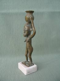 MUJER CON CANTARO