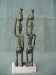 PAREJA DE MUJERES CON CANTAROS