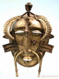 MASCARA DE BRONCE KPELIE CON CALAO