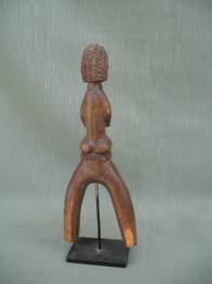 MUJER SENTADA