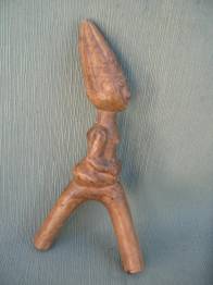 MUJER CON PEINADO CONICO