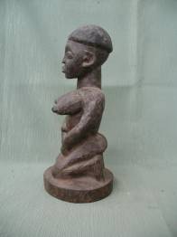 MUJER ARRODILLADA