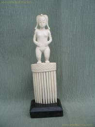 PEINE MUJER DE PIE