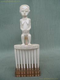 PEINE MUJER SENTADA