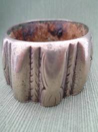 GRUESO BRAZALETE CON RELIEVES