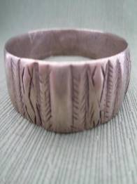 BRAZALETE ESTRIADO CON DIBUJOS