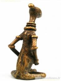 MUJER SENTADA
