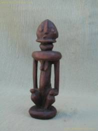 MUJER SENTADA CON BARBA