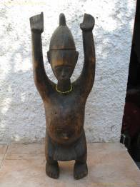 EKWOTAME CON BRAZOS LEVANTADOS